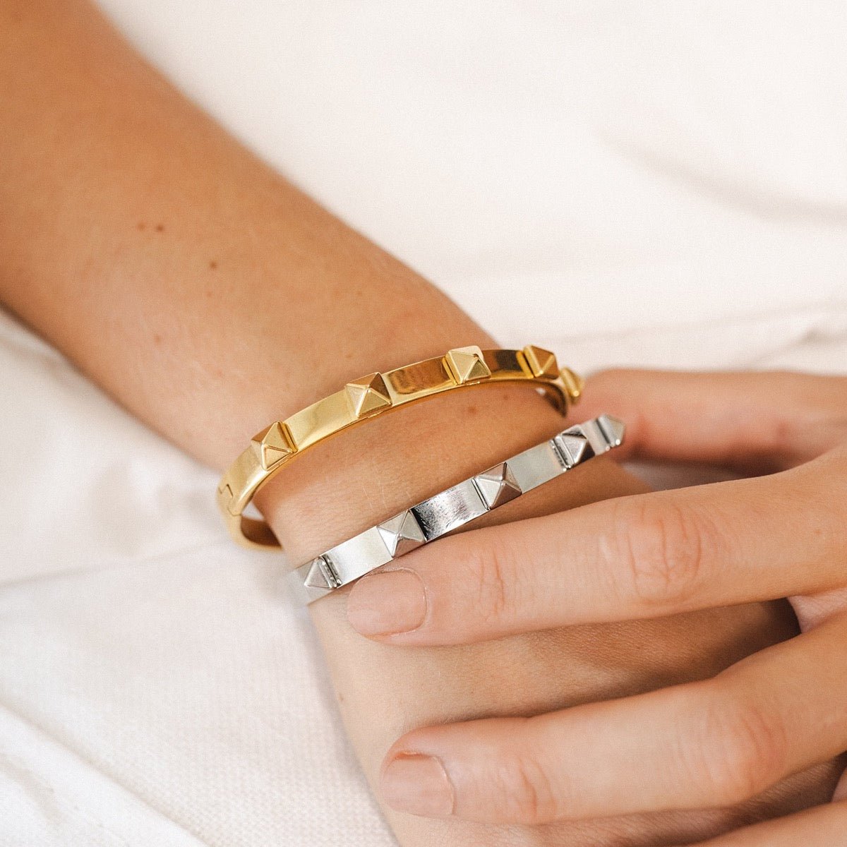 Bracelete Tachas Banhado em Ouro 18K