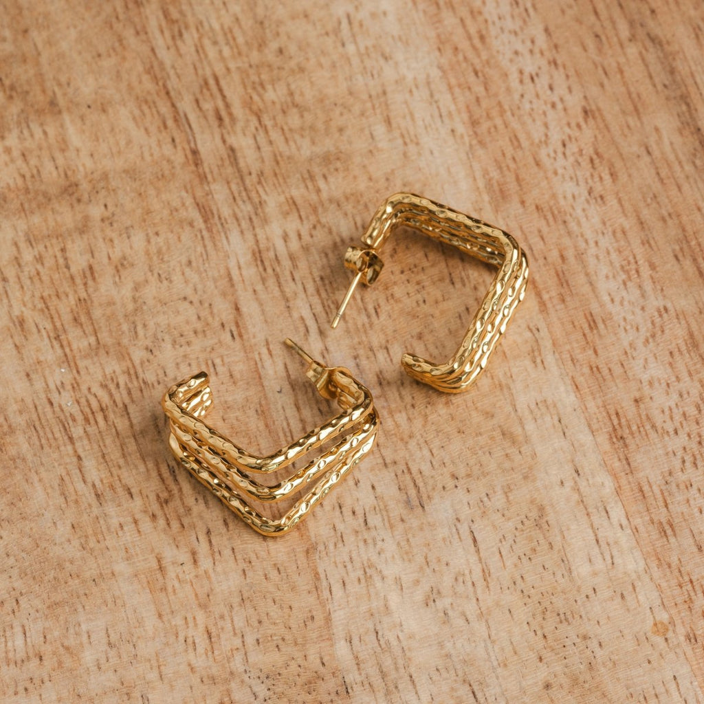 Brinco Amelie Triplo Divisões Banhado em Ouro 18K