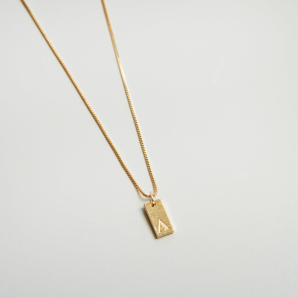 Colar Letra Inicial Minimal Banhado em Ouro 18K